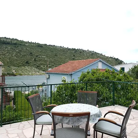 Sunny Paradise, 50 M From Holiday home