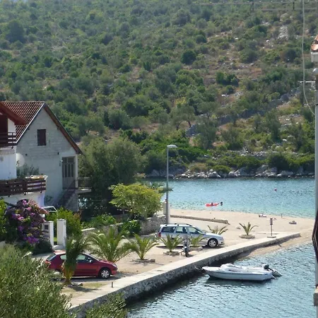Sunny Paradise, 50 M From Holiday home *